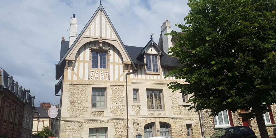 VILLERVILLE – Exceptionnelle maison de ville avec extérieur