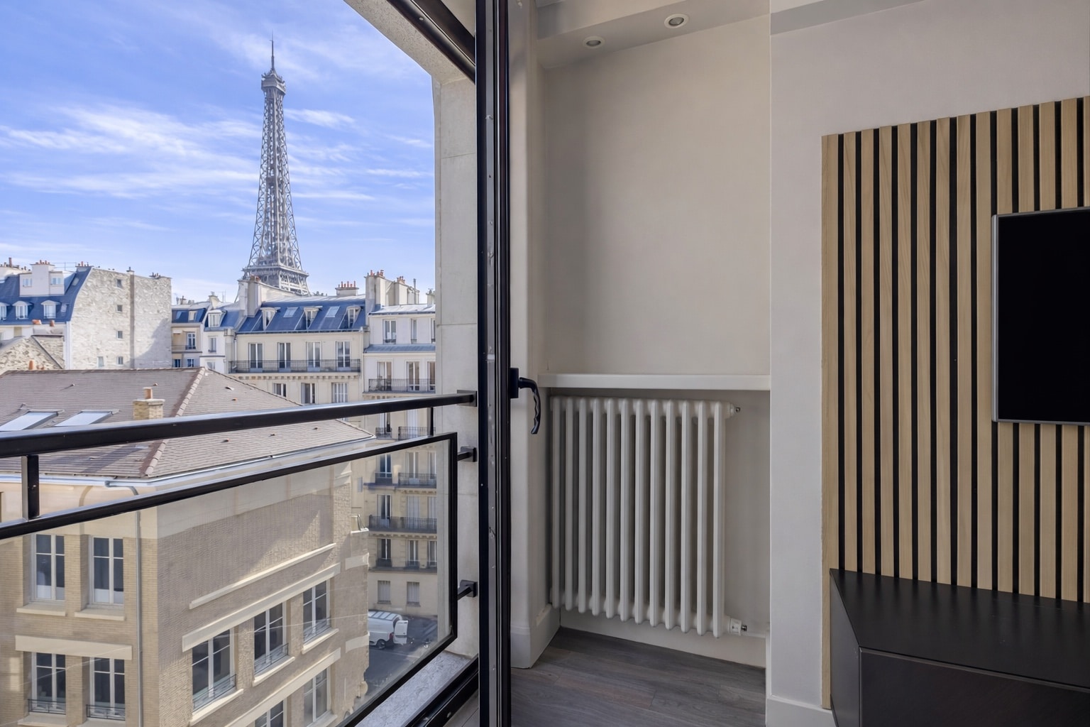 Paris 16ème – appartement rénové avec vue spectaculaire sur la Tour Eiffel – 68m²